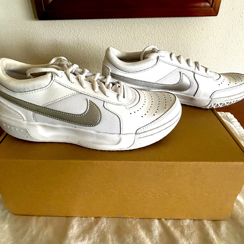NWOT Nike Zoom Court Lite 3